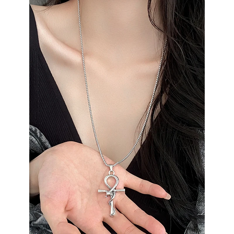 钛钢合成锆石项链 朋克风蛇形十字架项链女长款高级感2025新款男