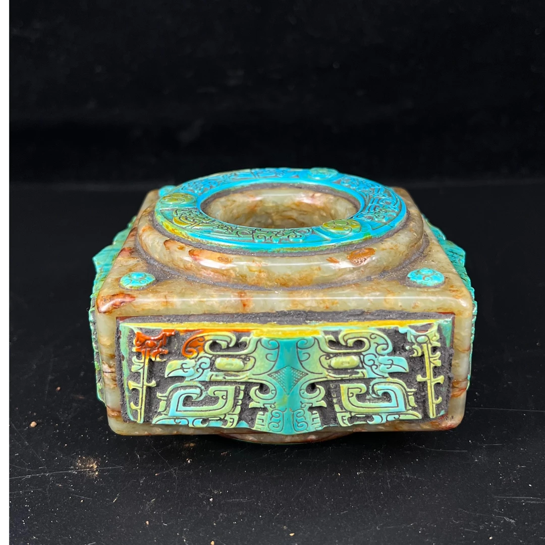 和田玉兽面纹方琮 工艺相当考究