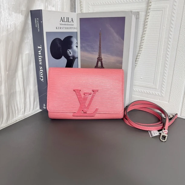 95新 LouisVuitton/路易威登 玫红色水波纹单肩斜挎包