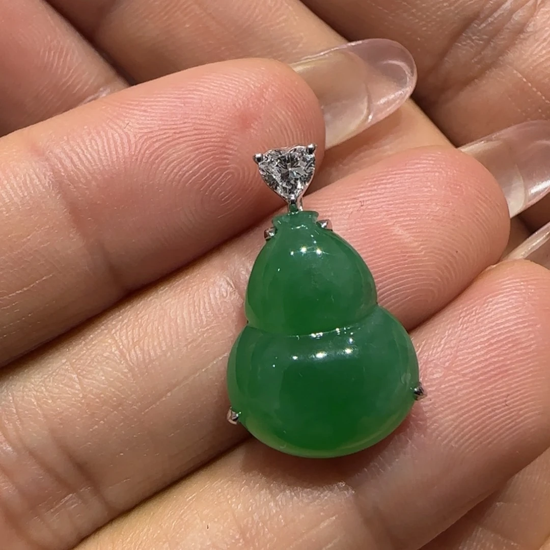 翡翠18K金镶嵌颈饰葫芦L