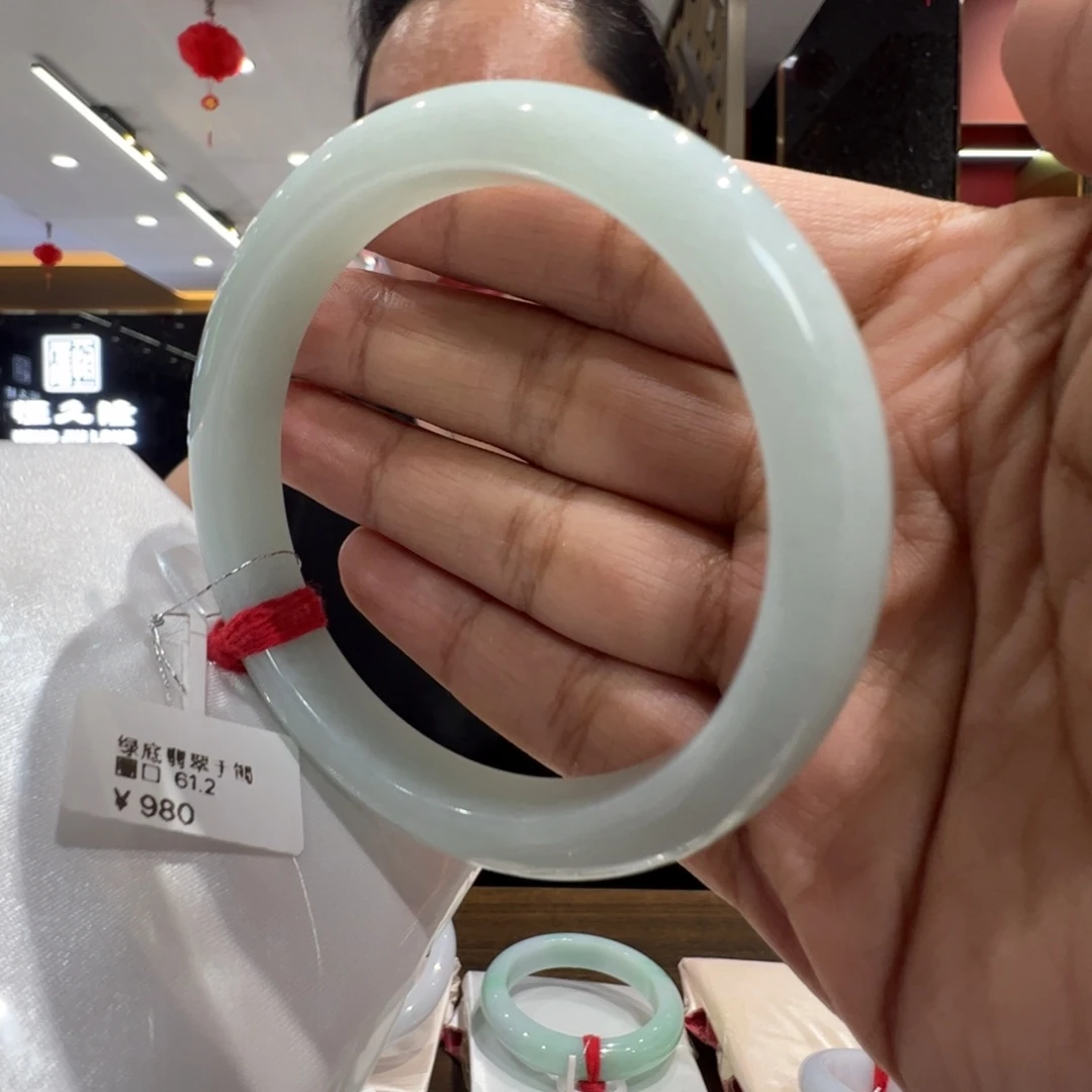 猫***～翡翠手镯未镶嵌绿底61福利，不退不换