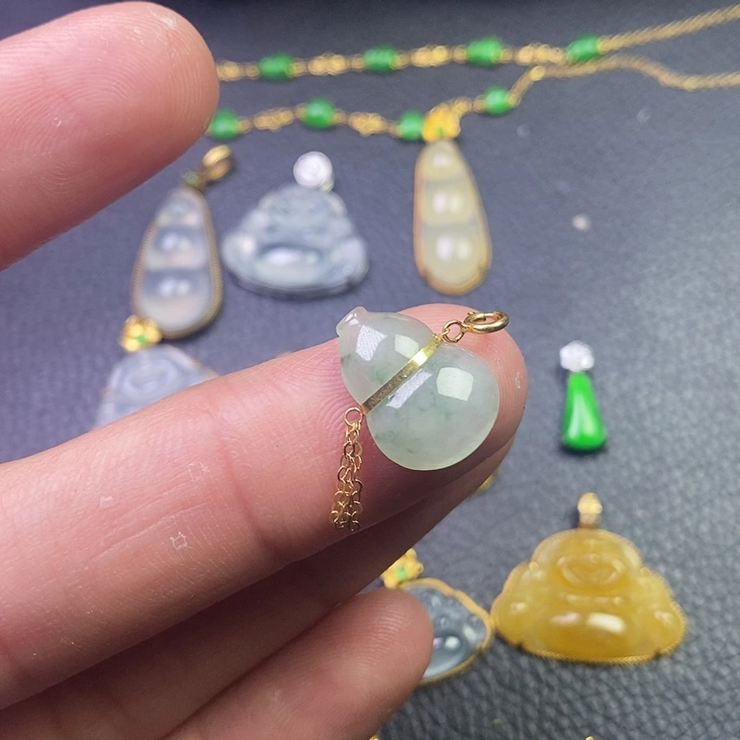 颈饰18K金镶嵌翡翠