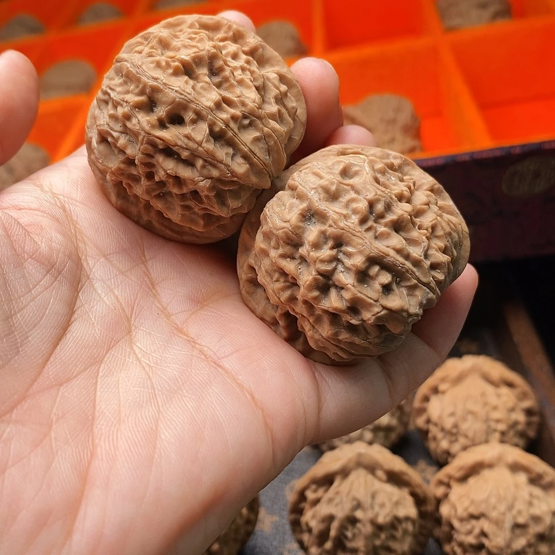 把件文玩核桃女娲石43尺团