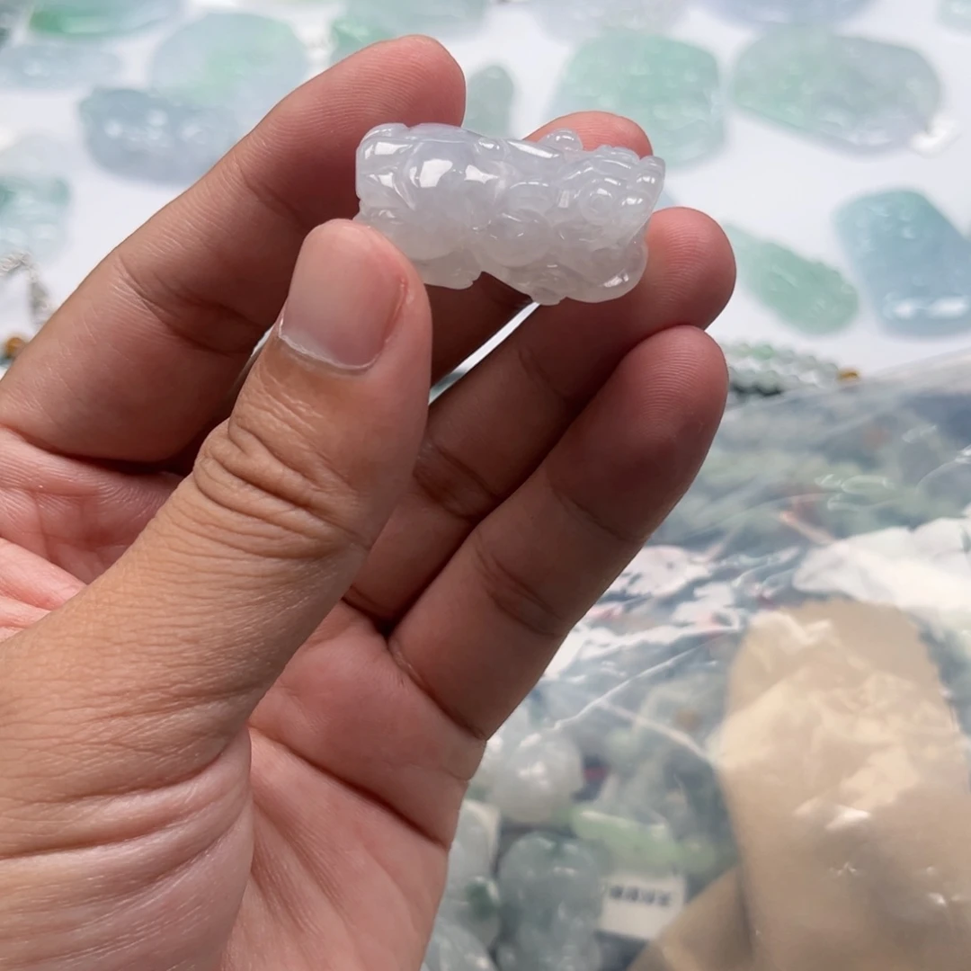 给***由翡翠未镶嵌颈饰天然翡翠A货