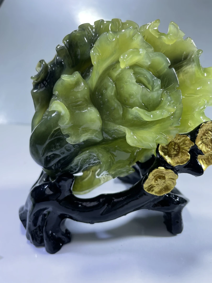 岫玉三家料白菜摆件，长10.1厘米，宽7.3厘米