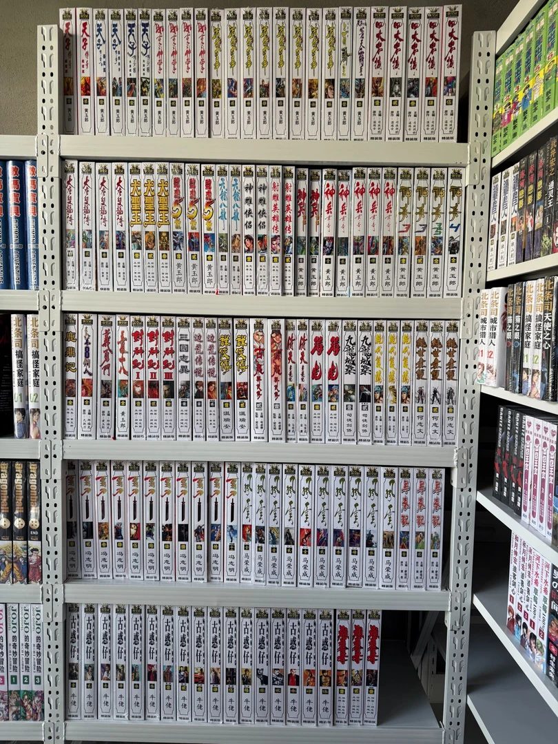 港漫50余款 铜版纸全彩 精装16开  （高度30.5cm）