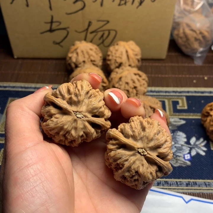 吊坠文玩核桃r**n粗筋