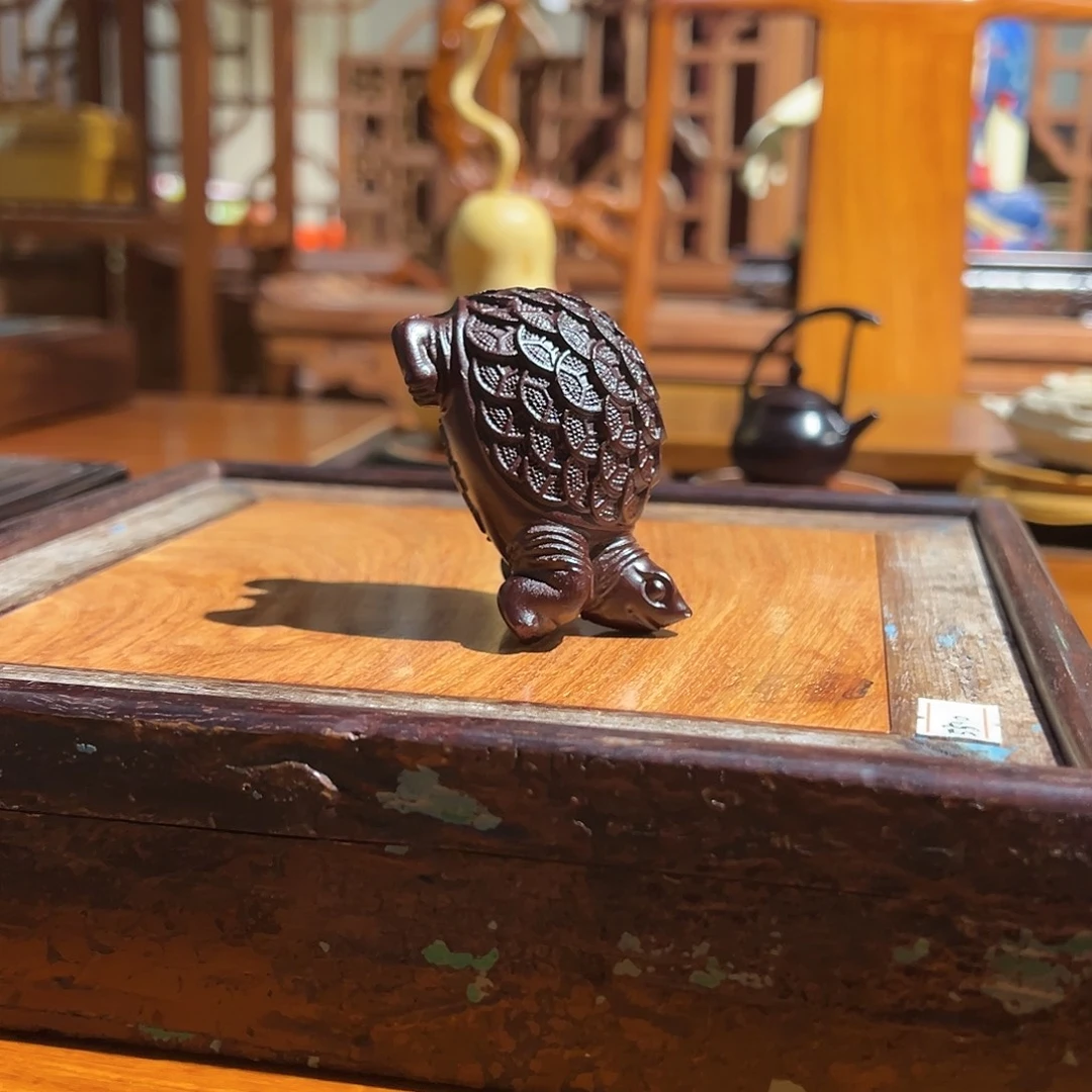 成套家具紫檀木类乌龟手把件