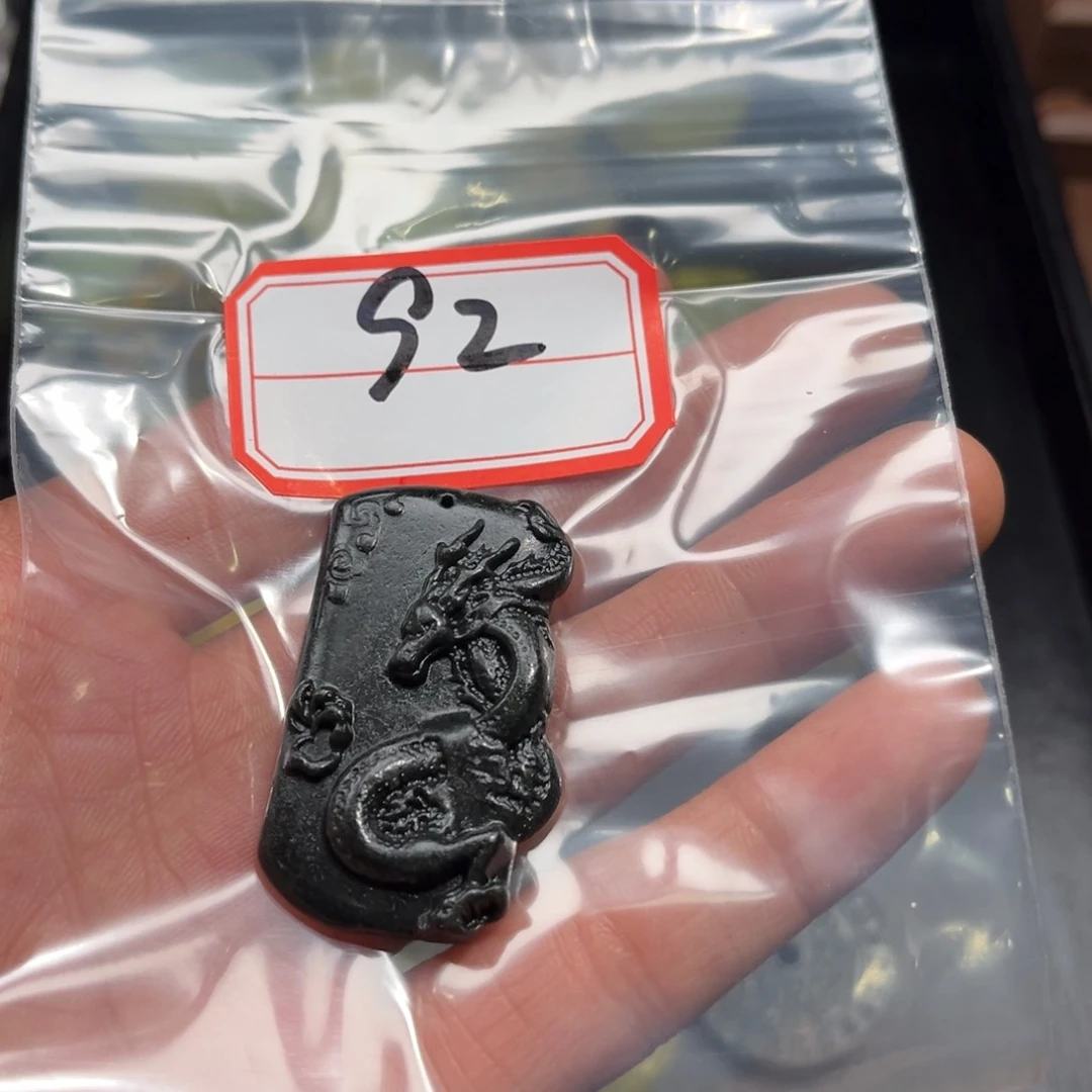 蛇纹石玉颈饰合金小**生