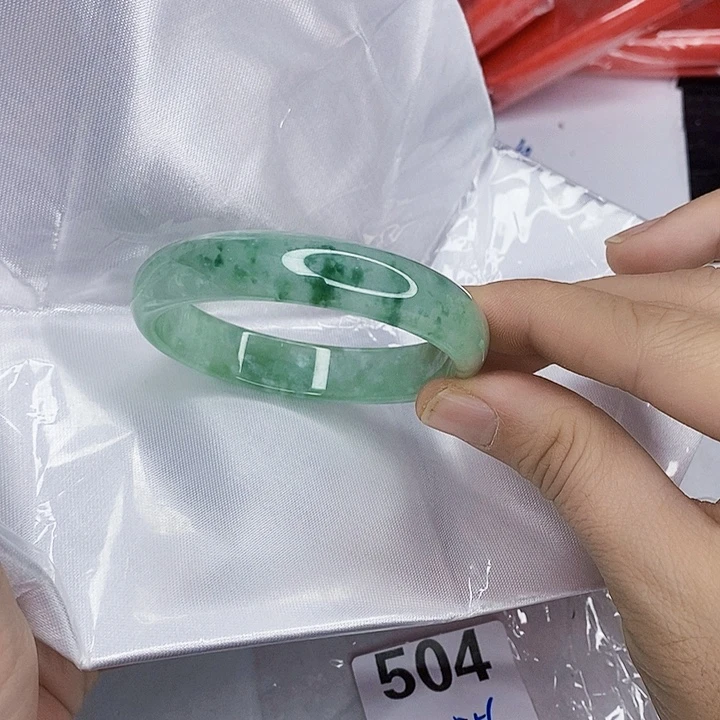 翡翠未镶嵌手镯一图一物实物为准（微瑕处理）