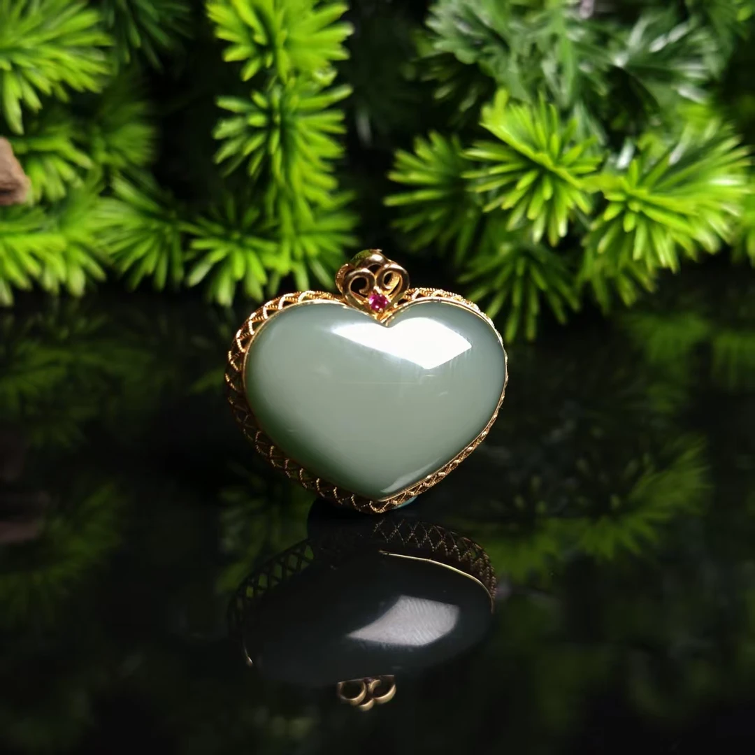 lot6102 18k镶嵌吊坠 和田玉碧玉 25.5*28.3*7.6mm 7g