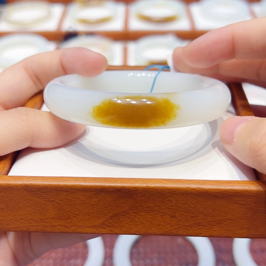 和田玉未镶嵌手镯一口糖5556