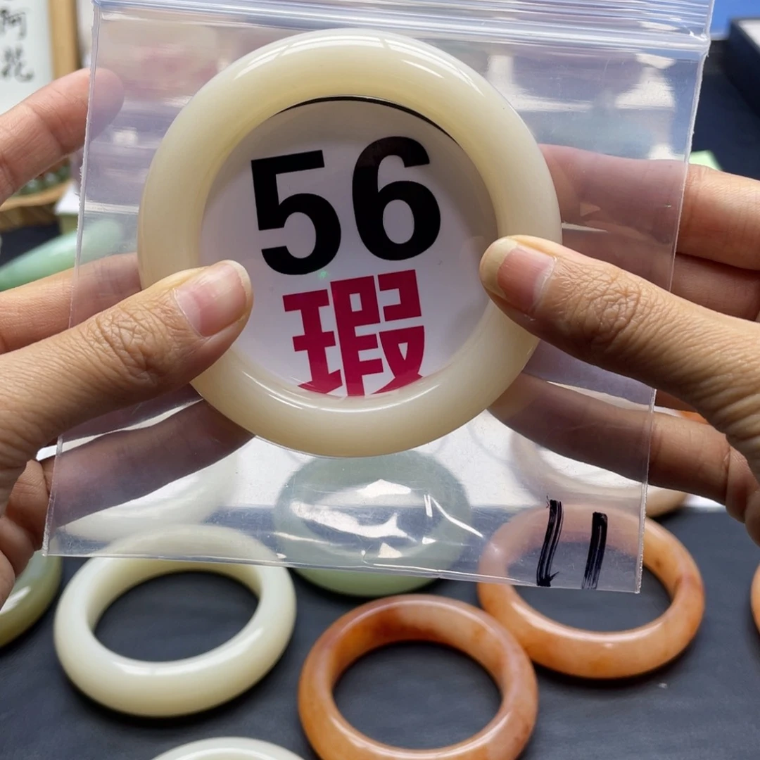 未镶嵌手镯石英岩玉