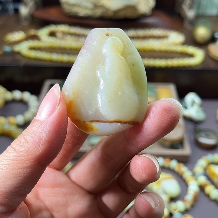 蛇纹石玉未镶嵌颈饰