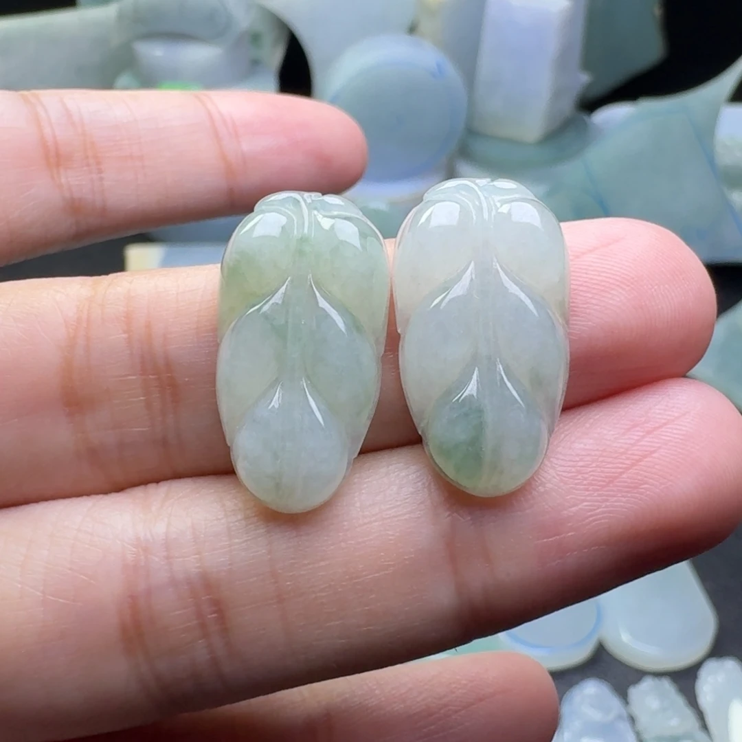 翡翠未镶嵌颈饰一对叶子
