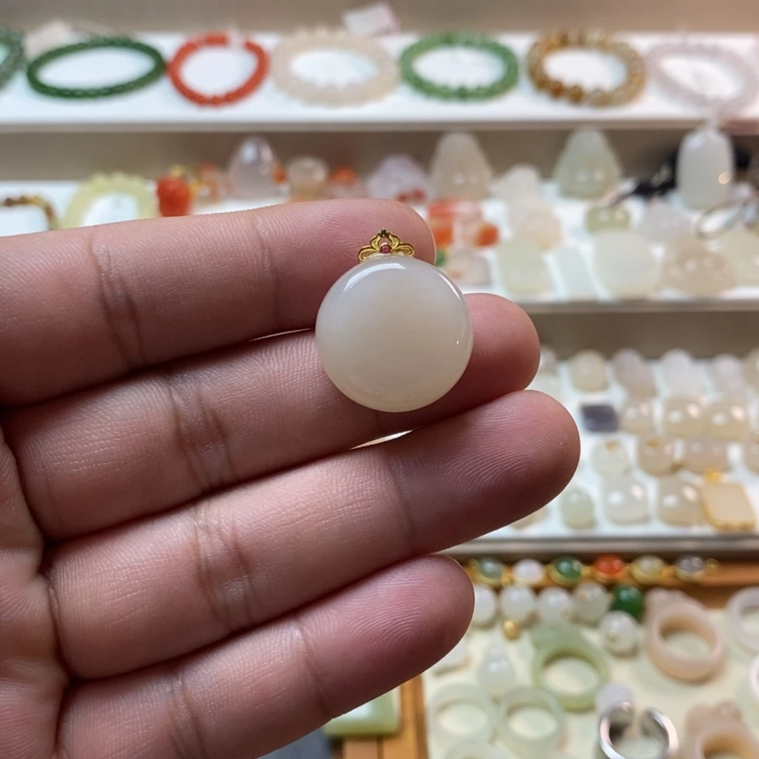 颈饰18K金镶嵌和田玉