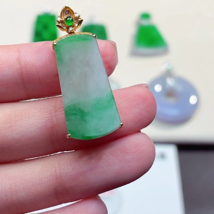 翡翠18K金镶嵌颈饰