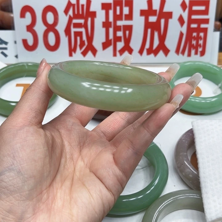 未镶嵌手镯石英质玉平**福