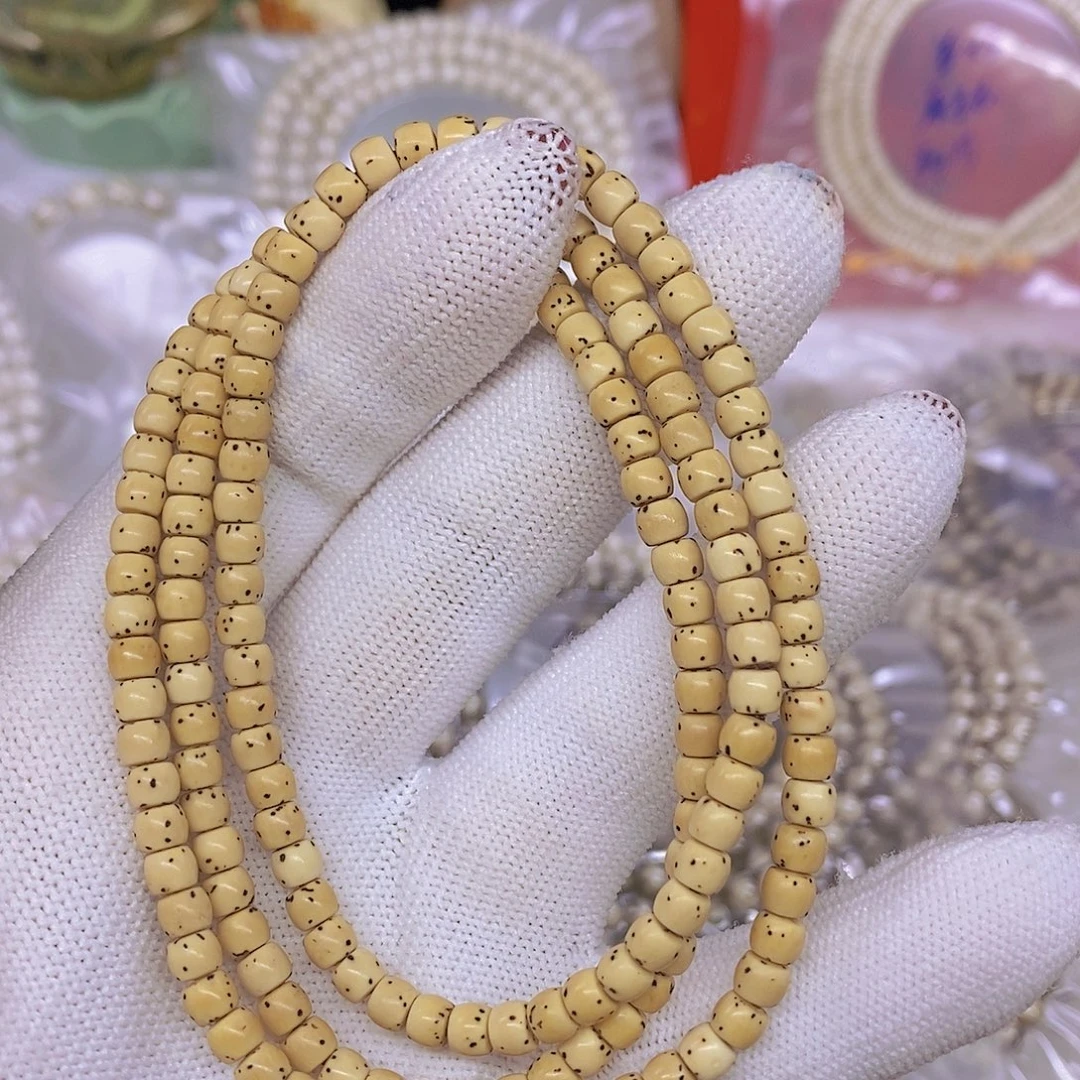 陆****吊坠星月菩提鸡油黄