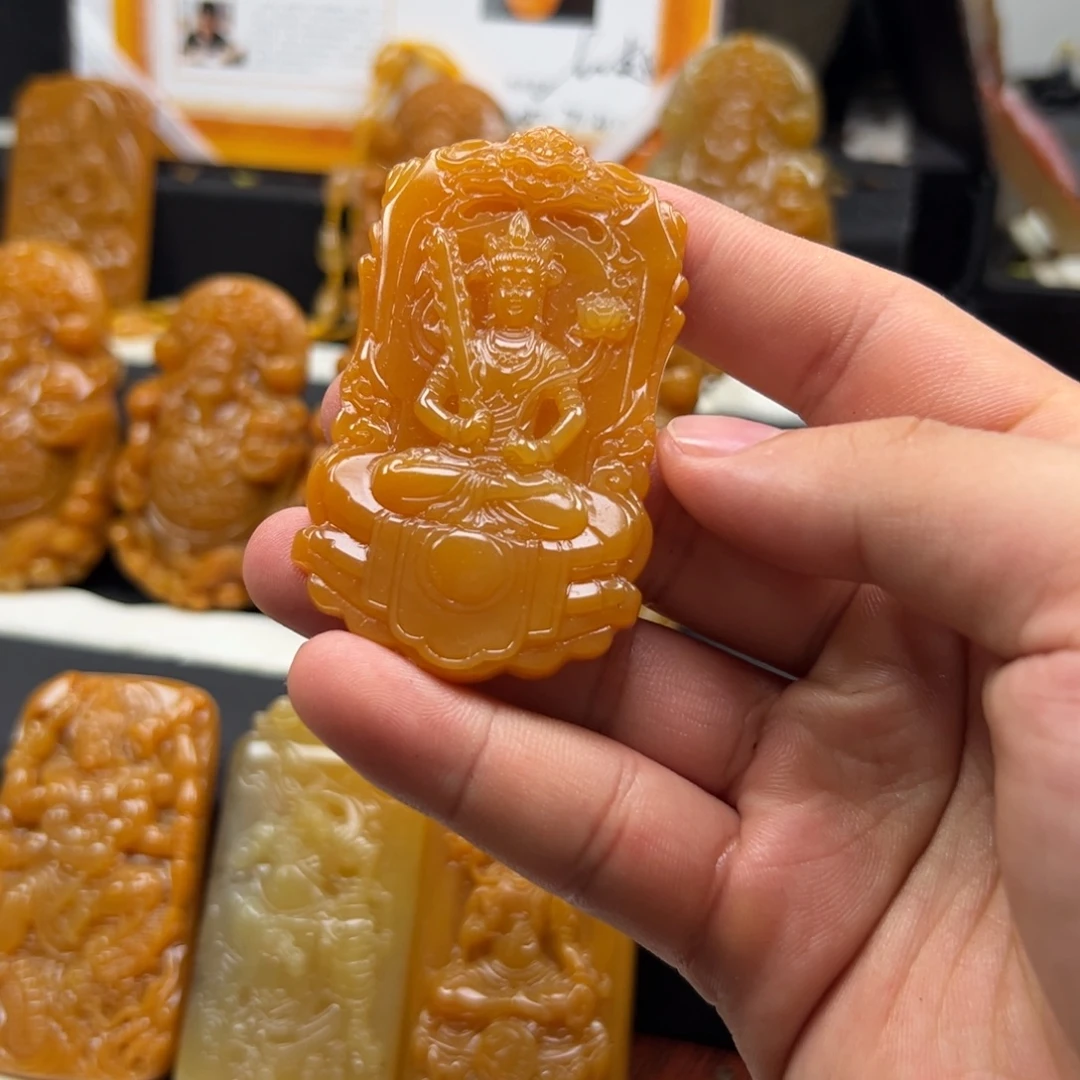 玉***业石英质玉（黄龙玉）未镶嵌多样性发货，发其一
