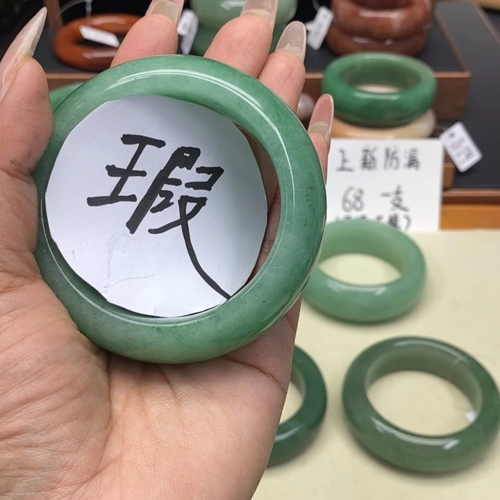 小***蛋石英质玉未镶嵌手镯