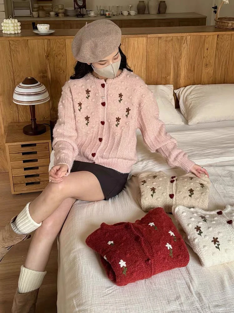 韩系2024秋冬新款宽松百搭球球花朵毛衣外套女加厚时尚爱心扣上衣