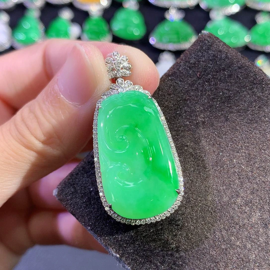 翡翠18K金镶嵌吊坠(赠链)