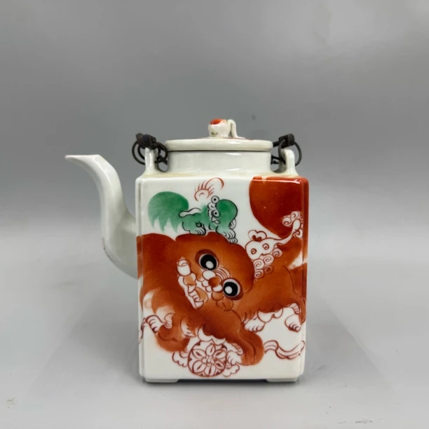 粉彩太狮少保四方茶壶