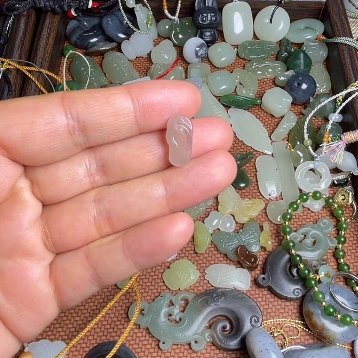 和田玉未镶嵌车挂