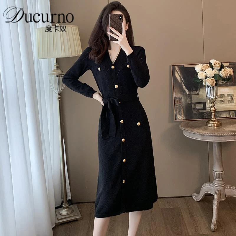 轻奢小香风黑色连衣裙女2025秋季收腰V领性感法式气质名媛打底裙