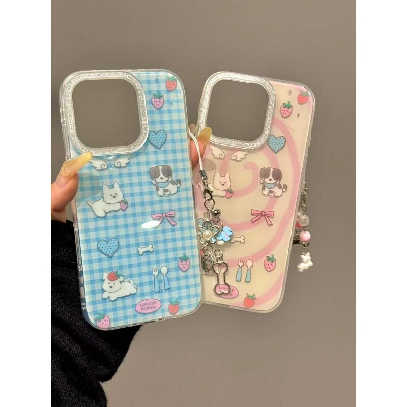 创意蓝白格纹抱草莓可爱小白狗适用iphone16promax苹果15手机壳14
