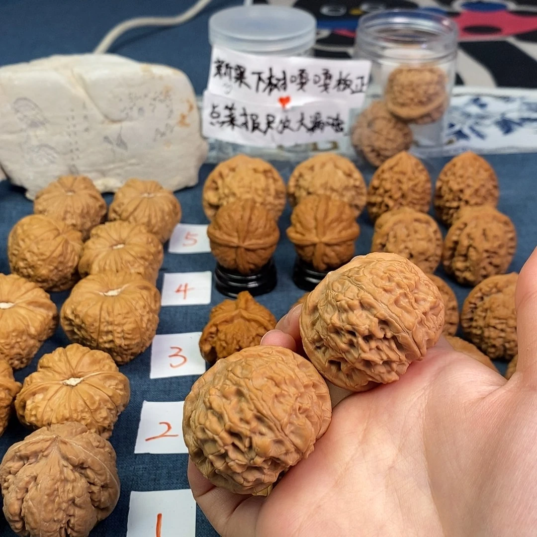 用***4文玩核桃把件玉枕元宝