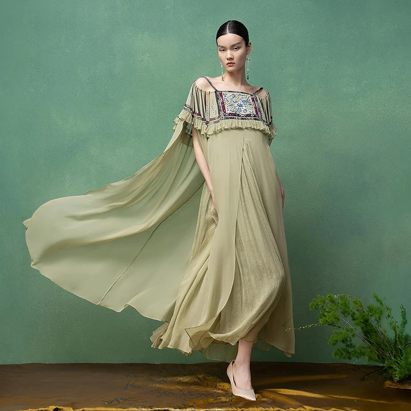 生活在左马面裙元素吊带连衣裙真丝绣花优雅2025夏季新品长裙女