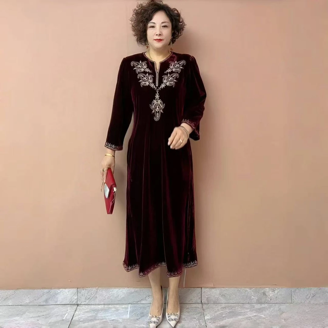 高端气质妈妈秋装新款洋气绣花连衣裙丝绒宽松大码遮肚子过膝长裙