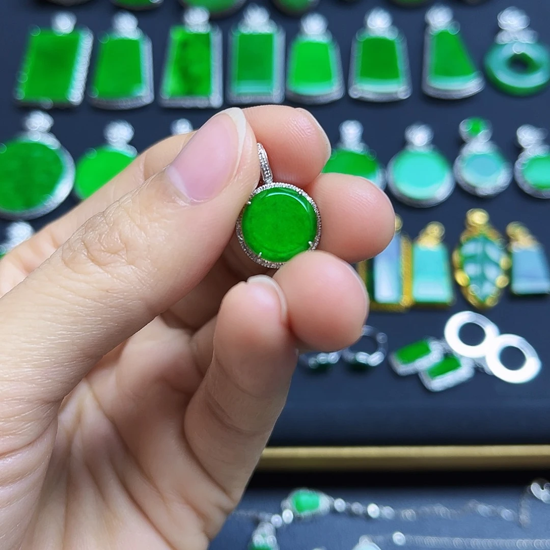 翡翠18K金镶嵌颈饰