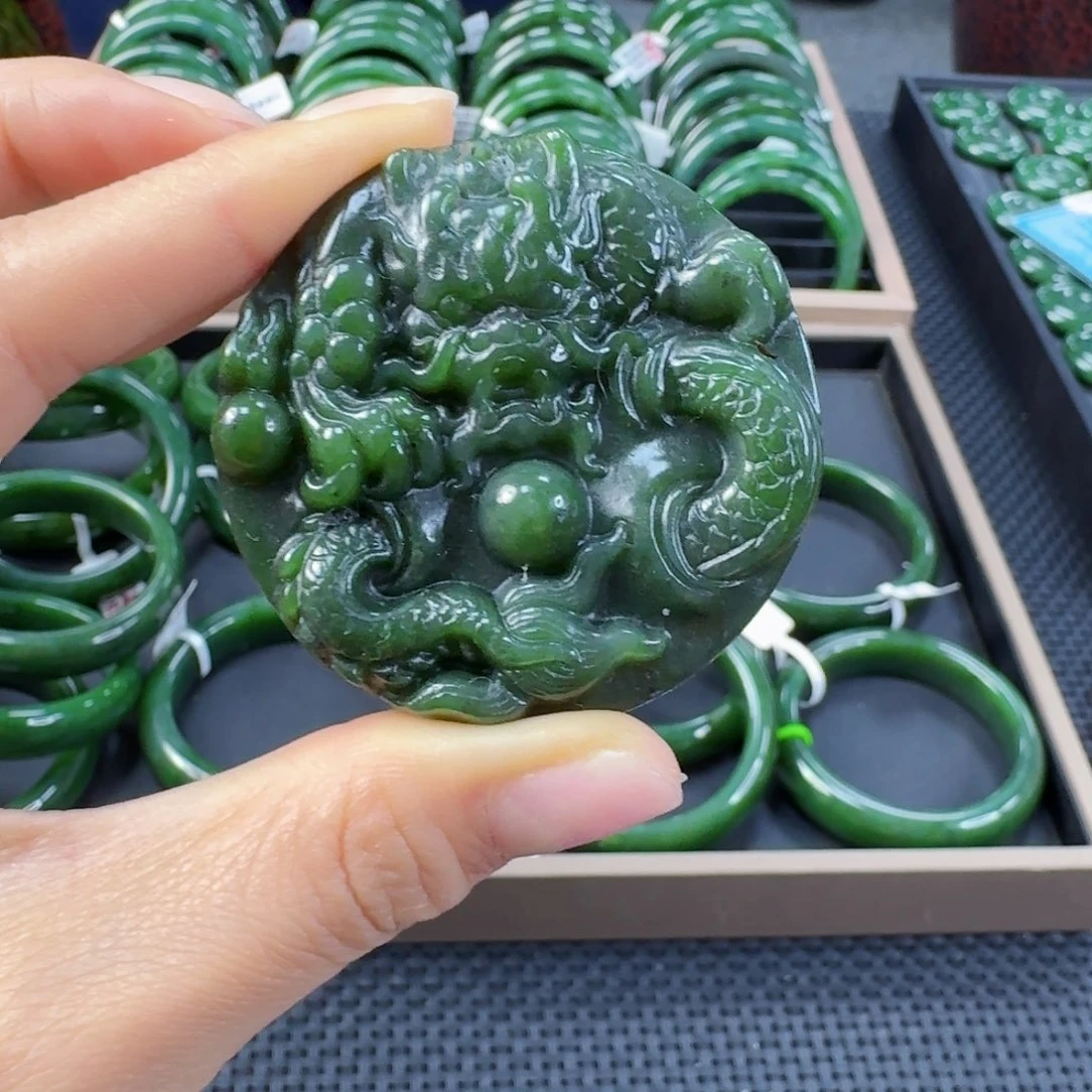颈饰未镶嵌和田玉（碧玉）