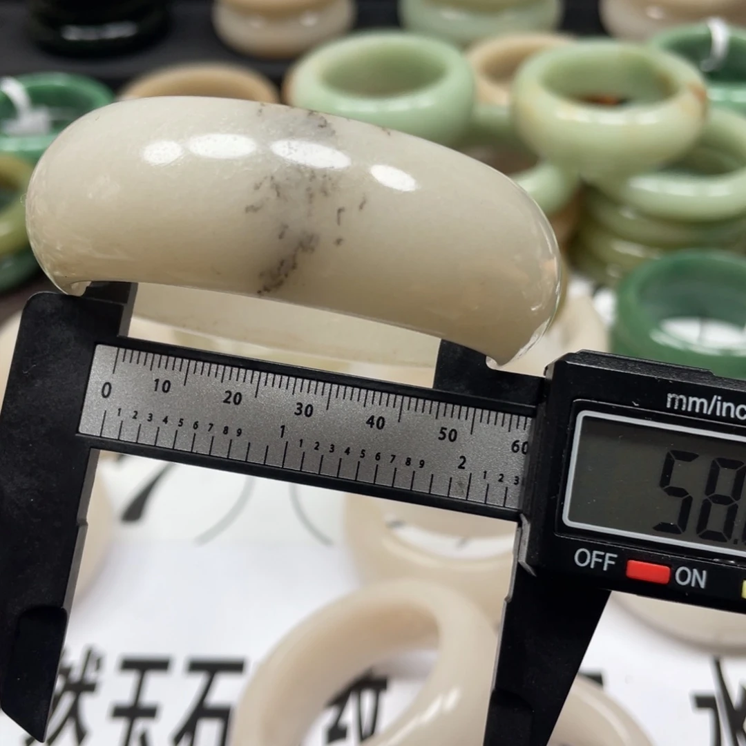 未镶嵌手镯石英质玉