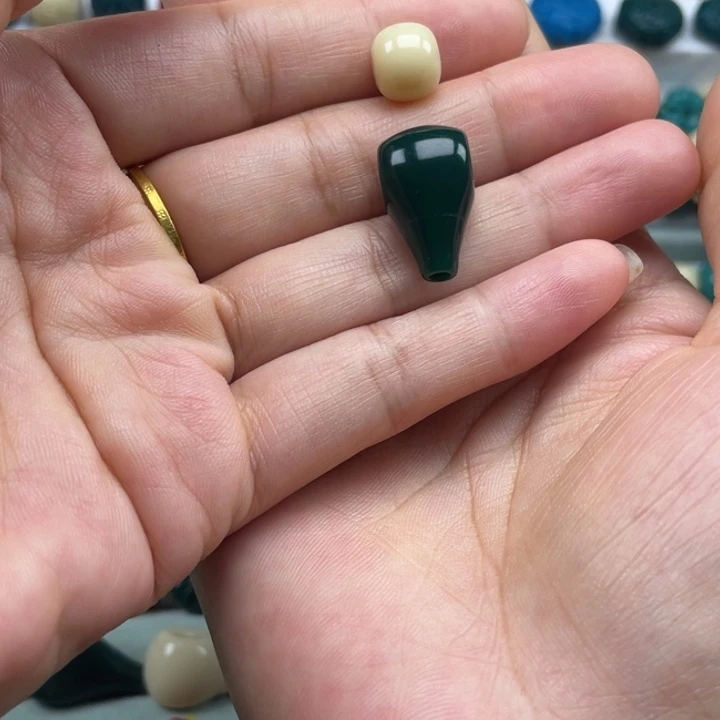 琉璃颈饰雪巴琉璃