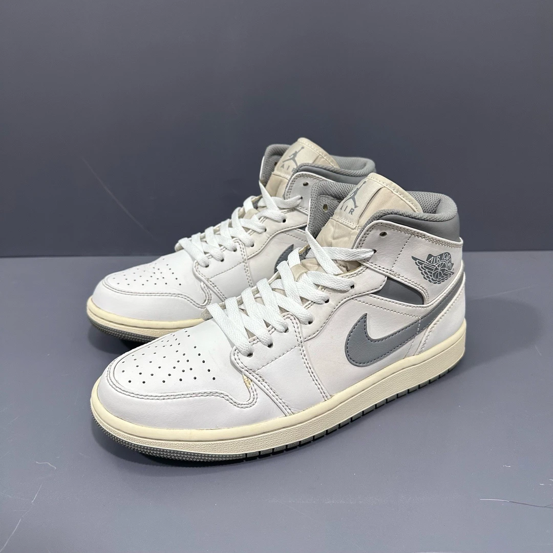 95新 MM6 42.5码 aj1白灰mid 休闲鞋 鞋面一处刮擦