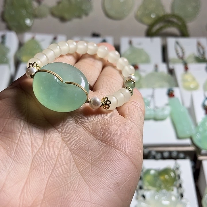 蛇纹石玉未镶嵌颈饰幕*