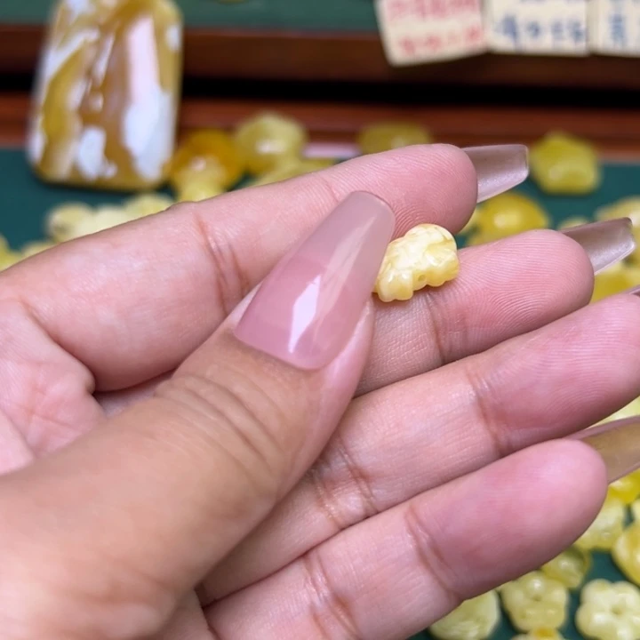 蜜蜡未镶嵌珠宝奇石