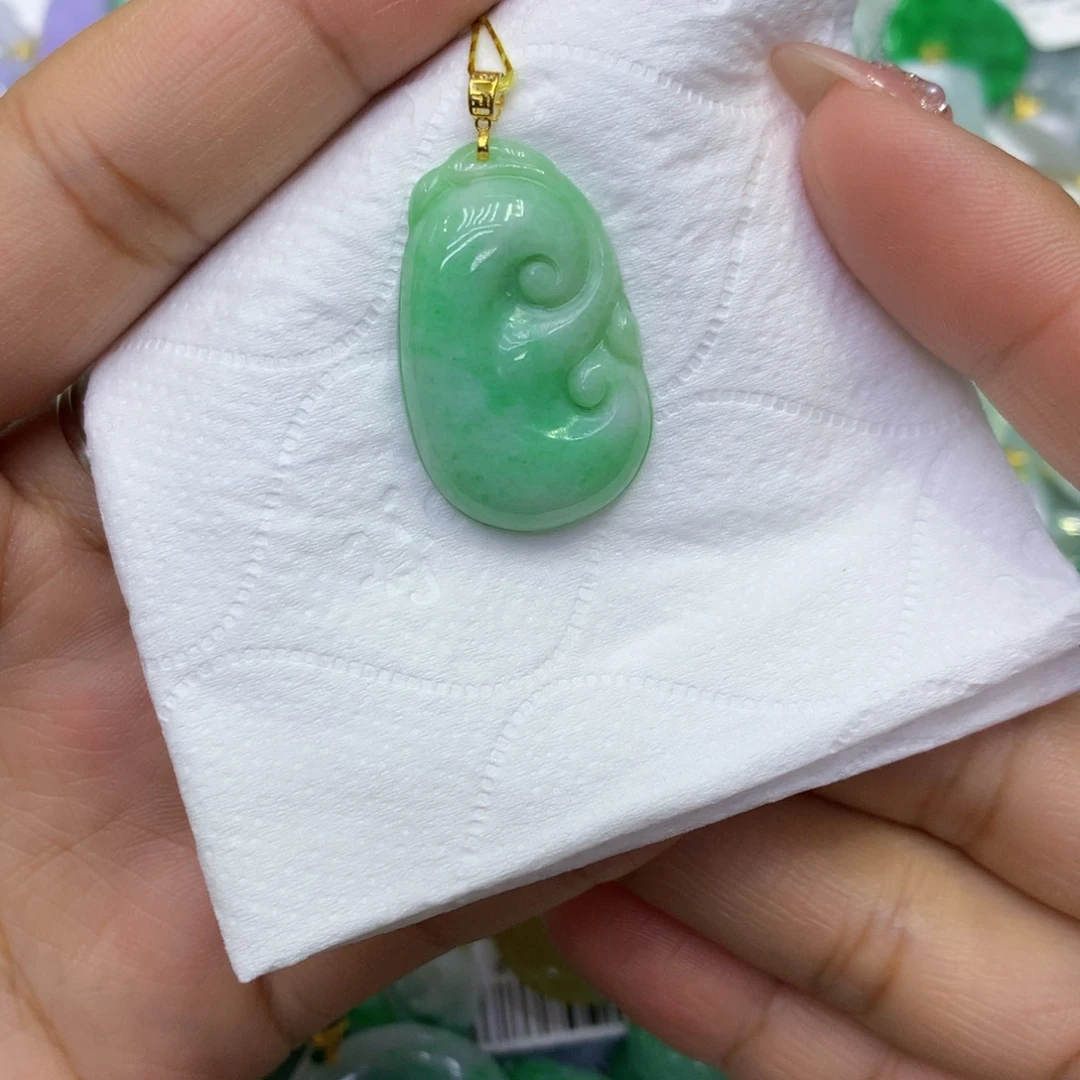 颈饰18K金镶嵌翡翠