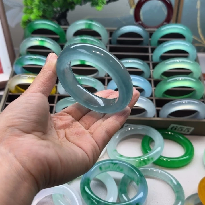 玉W**壮时尚飘花手镯253