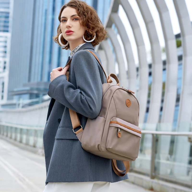 轻奢女士双肩包时尚休闲旅游背包轻便大容量上班通勤包百搭出游包