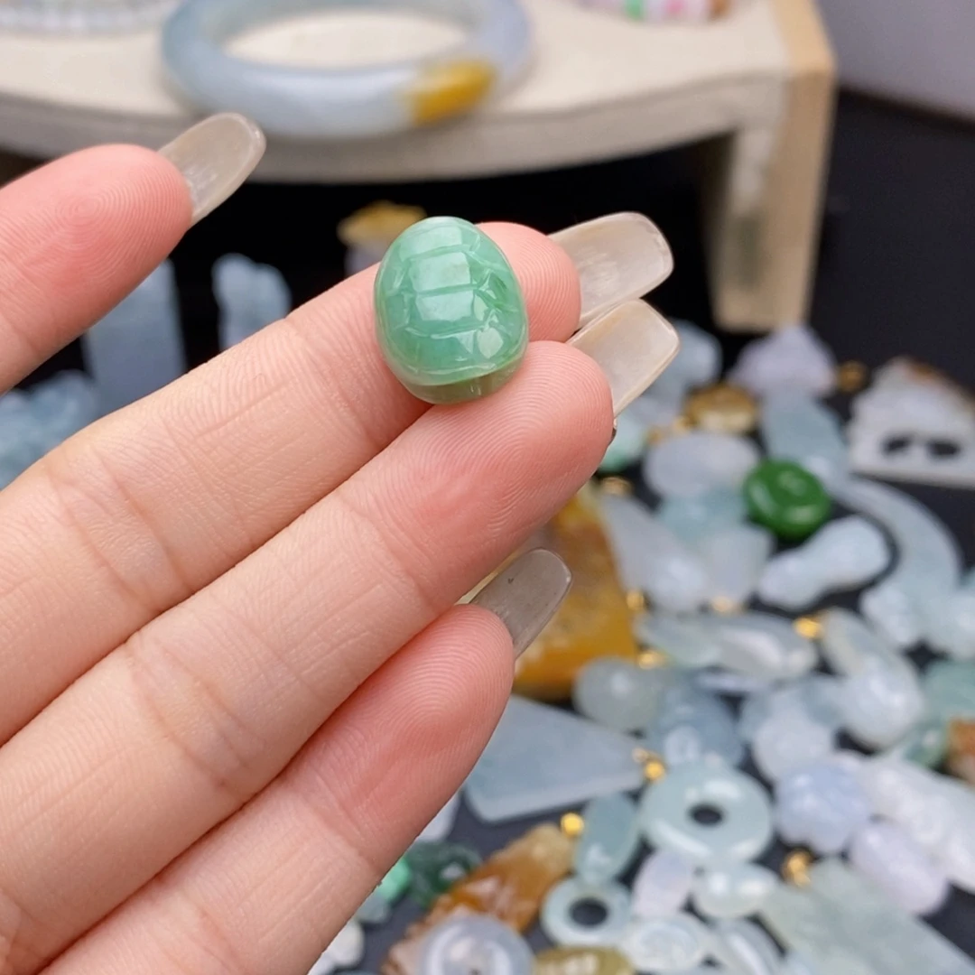 悠***…翡翠未镶嵌颈饰翡翠