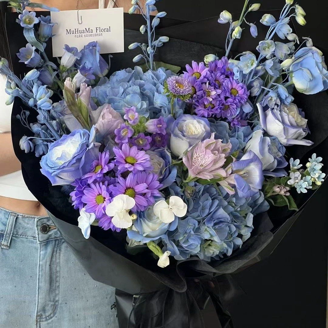 【微风不燥】2支蓝绣球2支紫雏菊9支碎冰蓝玫瑰2支风铃1支蓝星花3支大飞燕1支剑兰混搭花束