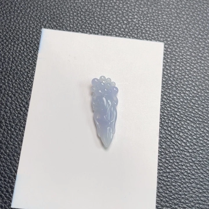 翡翠未镶嵌颈饰人参