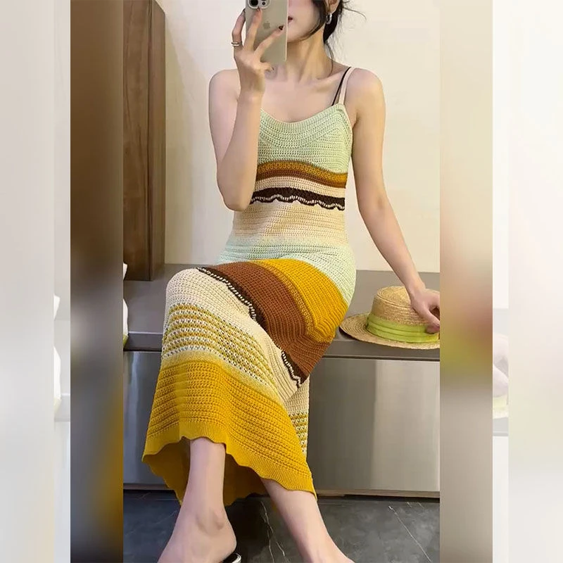 法式复古撞色针织吊带连衣裙女2025年夏新款高级感气质度假风长裙