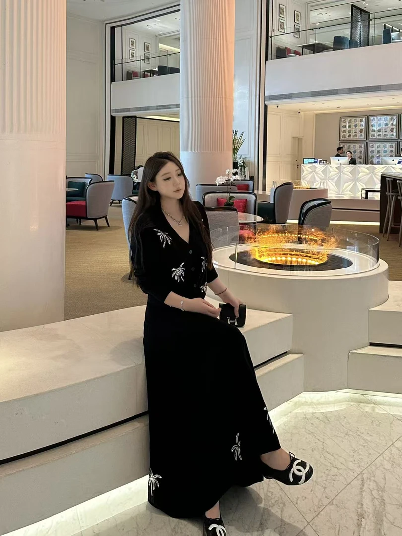 琪琪怪怪大码女装【首尔音信】亮片刺绣针织上衣+半身裙T17799QD