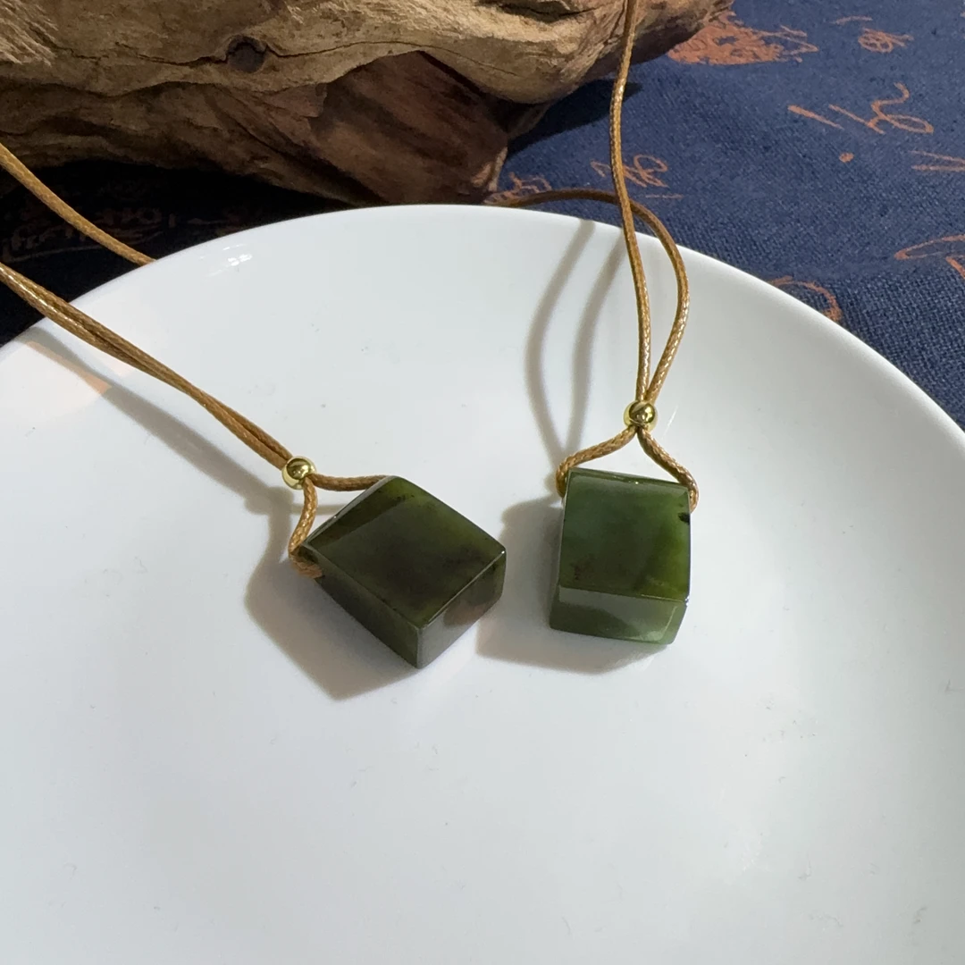俄料乌兰海碧玉秤心锁吊坠多样性发一
